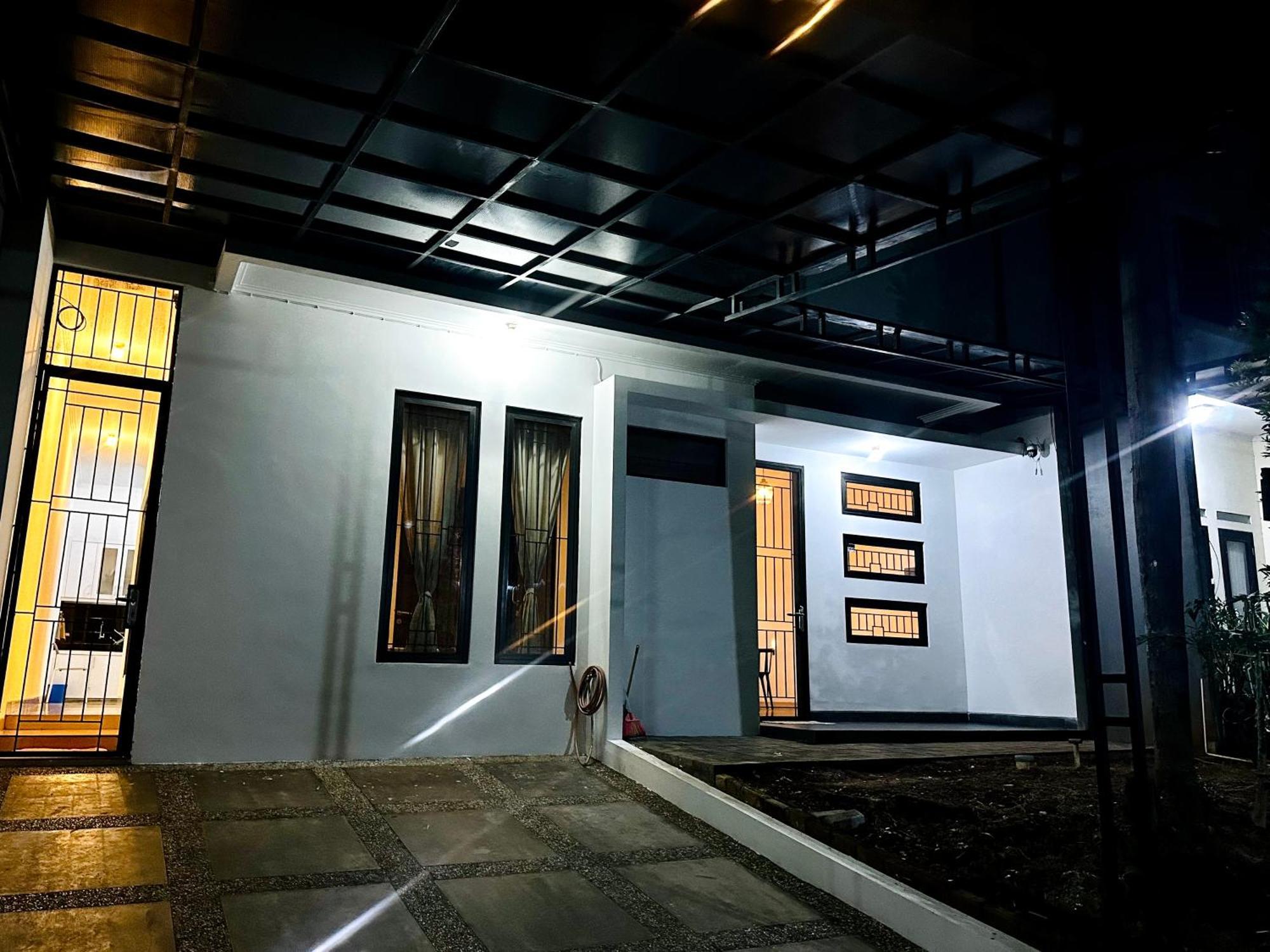 4-Bedroom Home In South Jakarta Nuansa Swadarma Residence By Le Ciel Hospitality Exterior foto