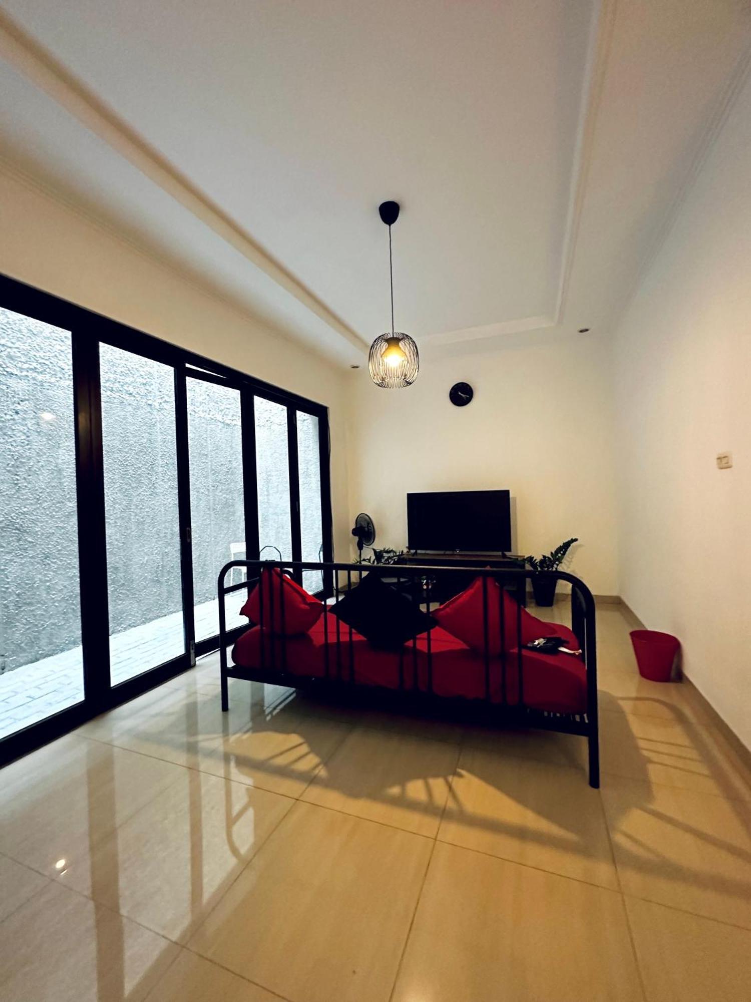 4-Bedroom Home In South Jakarta Nuansa Swadarma Residence By Le Ciel Hospitality Exterior foto
